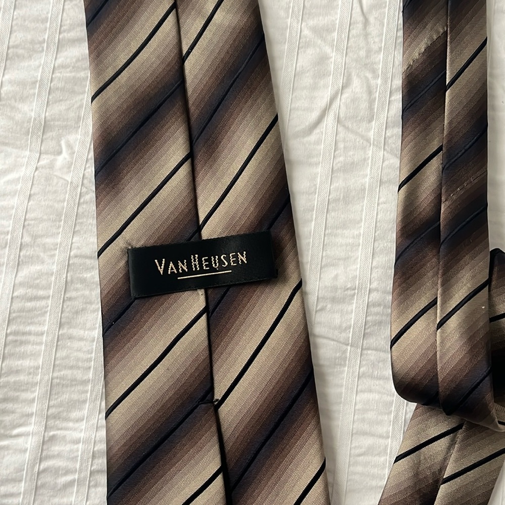 Van Heusen tie